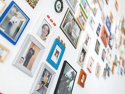 Eine Wand mit Fotos von ehemaligen Schülerinnen und Schülern.
