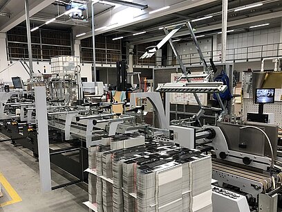 Eine Klebemaschine in einem Industrieunternehmen in der Papier- und Verpackungsindustrie