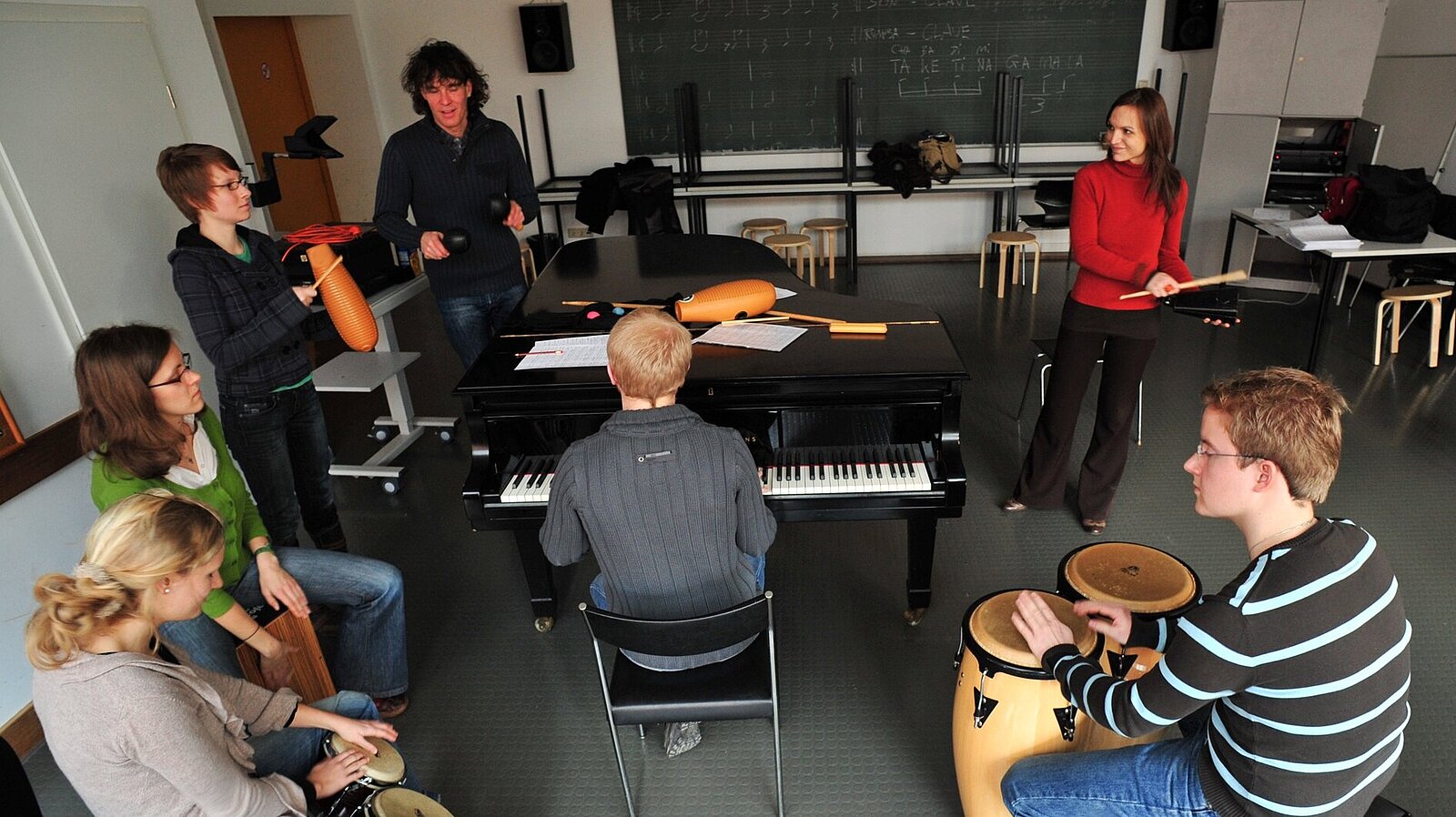 Eine Rhythmusgruppe übt musikalisches Repertoire ein.