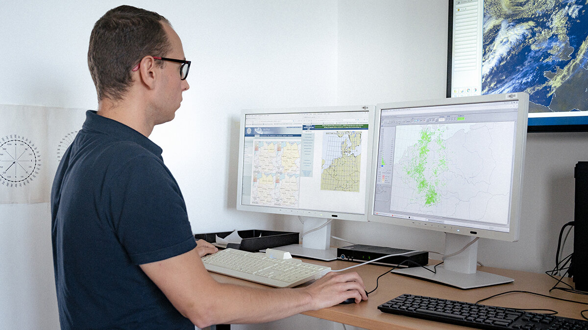 Marc beobachtet am Computer das Radarbild eines Vogelzugs auf einer Karte von Deutschland.
