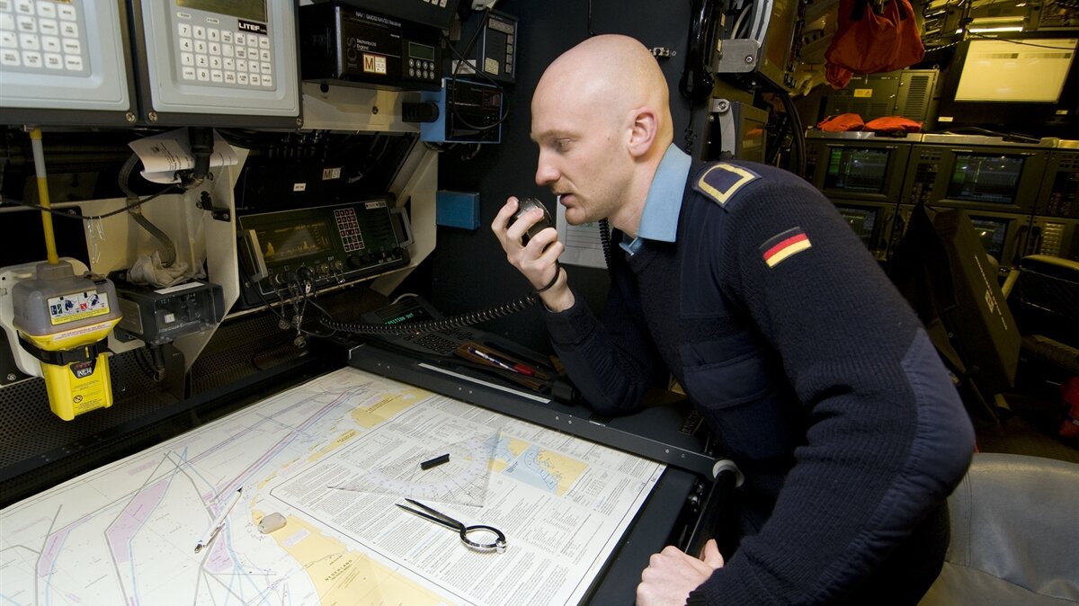 Ein Bundeswehrmitarbeiter spricht in ein Funkgerät.