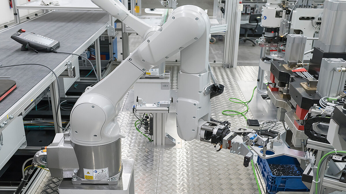 Roboter-Greifarm in einer Produktionshalle