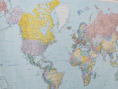 Abbildung einer Weltkarte.
