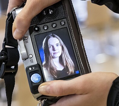Beispielbild einer jungen Frau für ein Bewerbungsfoto.