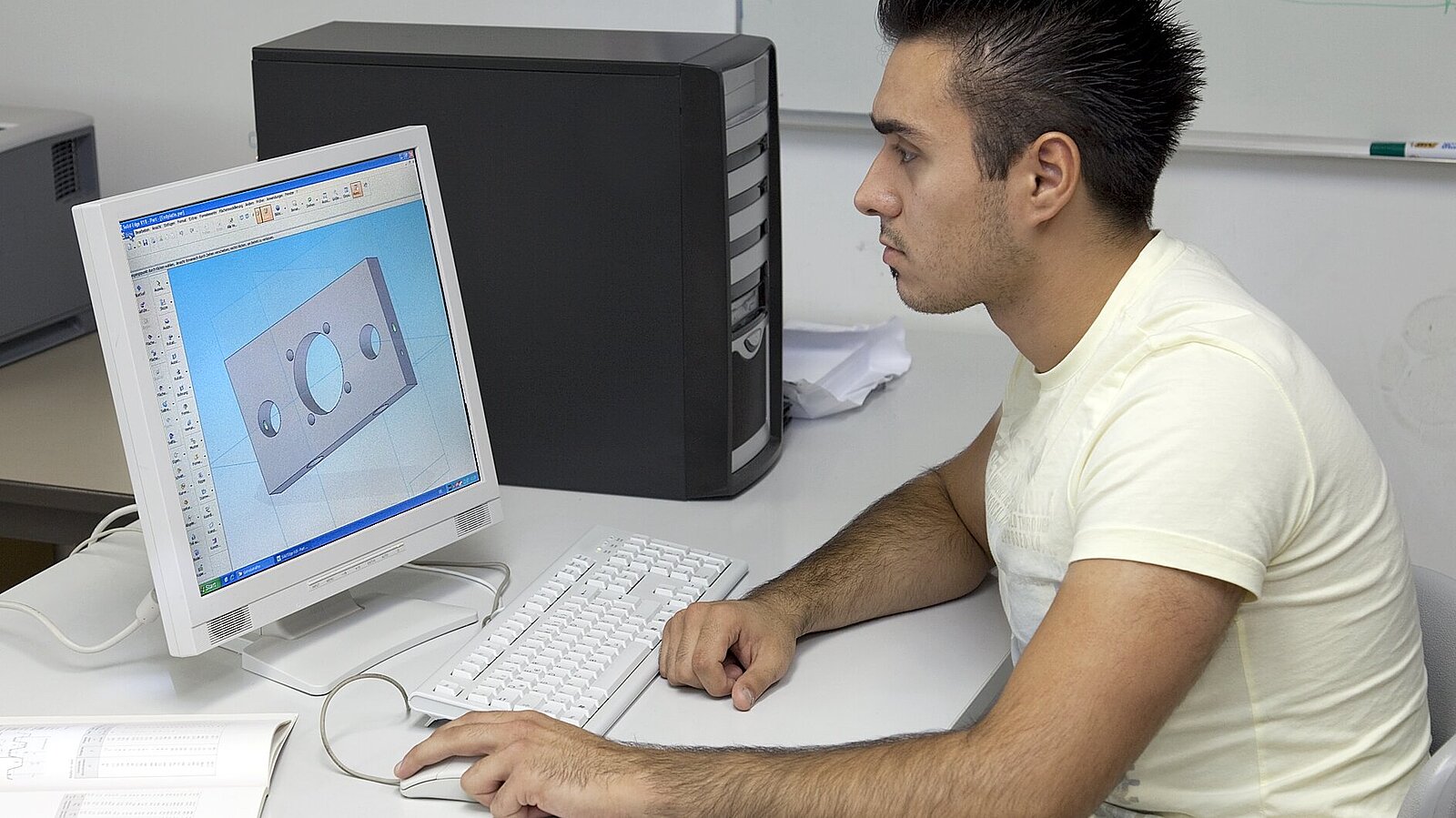 Ein Mann arbeitet an seinem PC mit einem Design-Programm