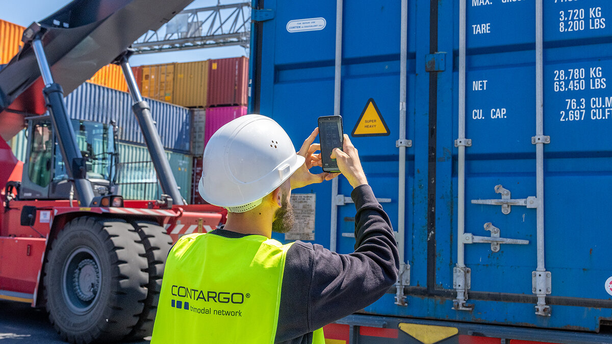 Noah erfasst mit dem Smartphone die Daten auf dem Container. 