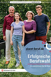 Cover Elternheft (JPG) Cover Elternheft: Eine Familie im Garten vor einer Hecke