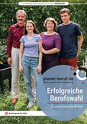 Cover Elternheft: Eine Familie im Garten vor einer Hecke
