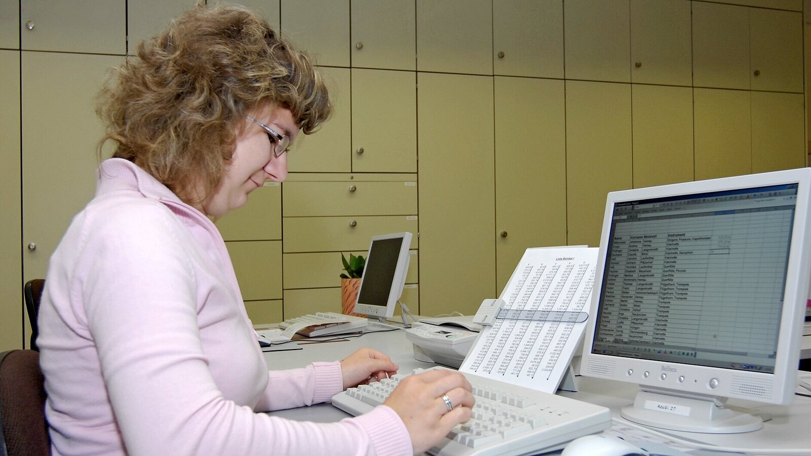 Eine Frau gibt am Computer Daten ein.