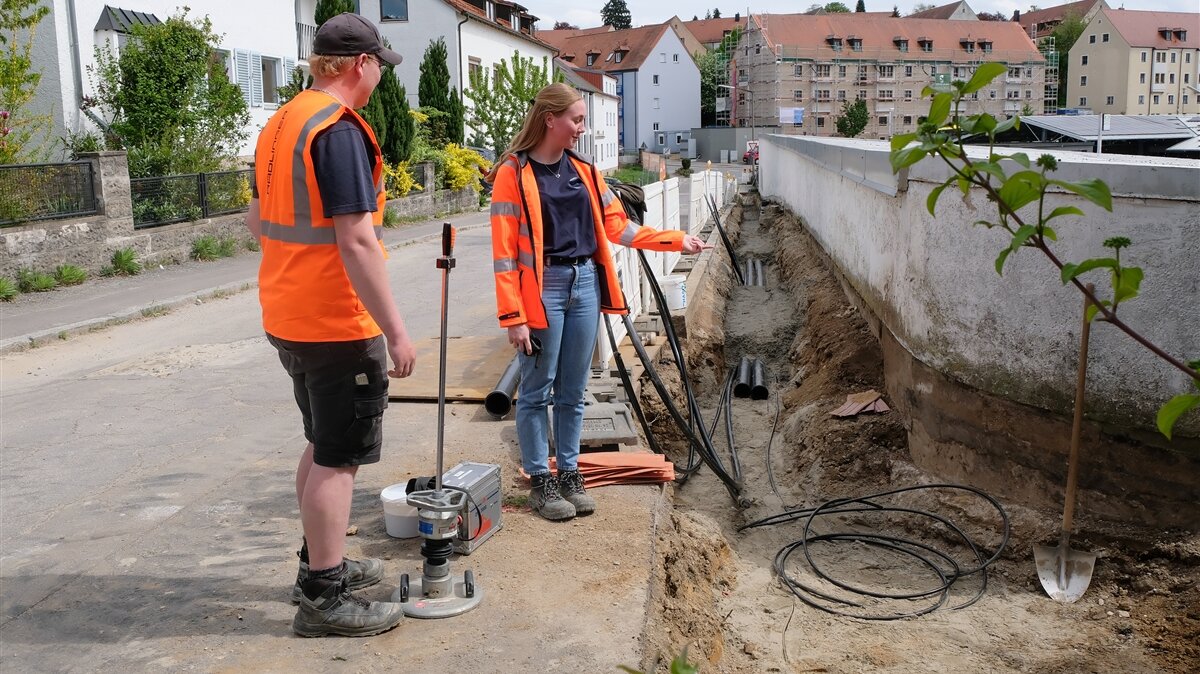 Anna bespricht sich mit ihrem Chef auf der Baustelle.