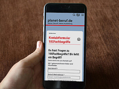Smartphone mit der 100Fachbegriffe-Webseite.