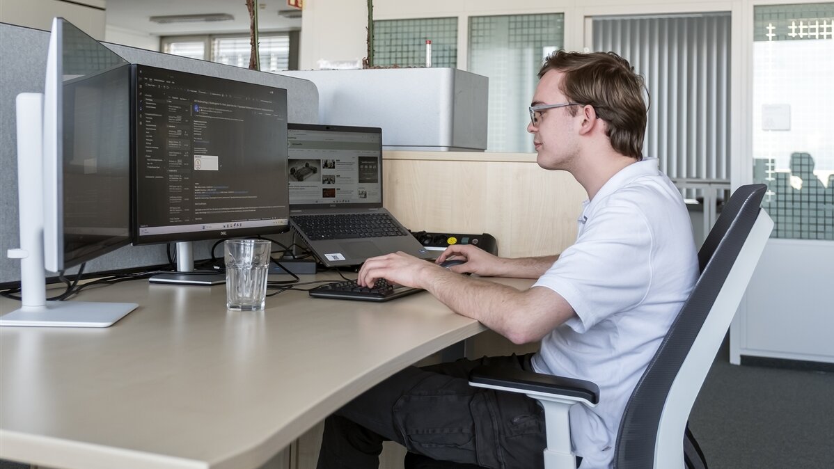 Jonas liest am Computer seine E-Mails.