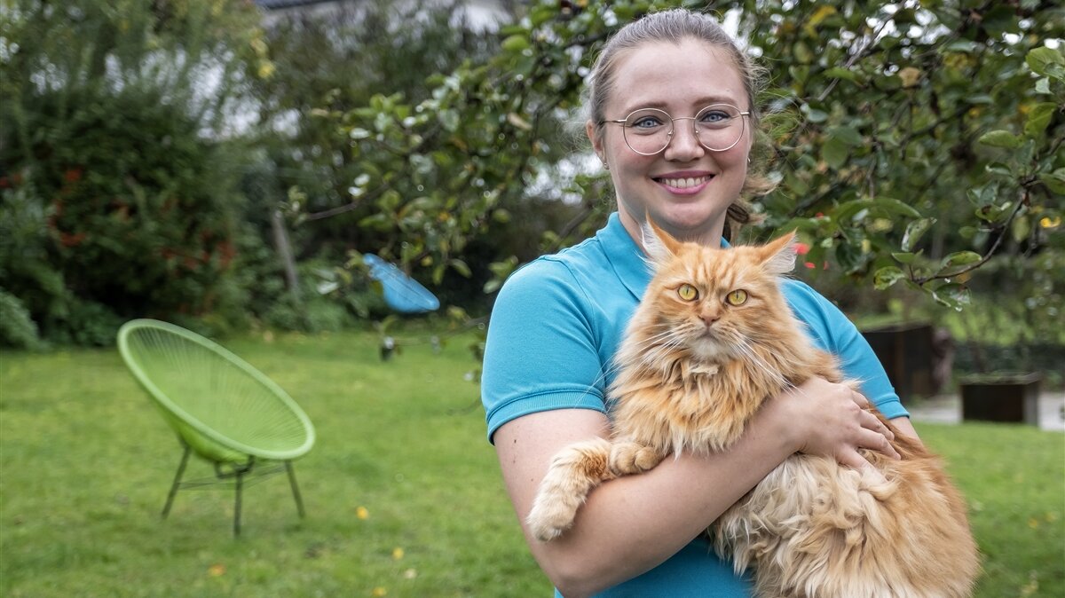 Porträtbild von Miriam mit einer Katze auf dem Arm
