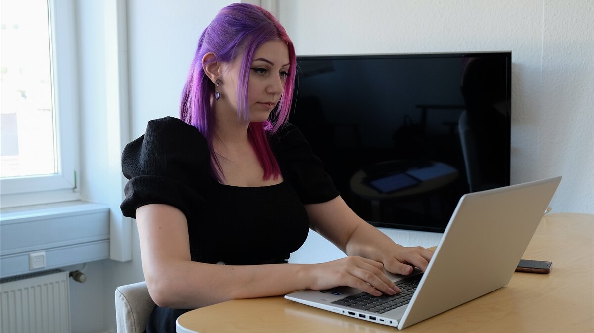 Johanna arbeitet an ihrem Laptop.