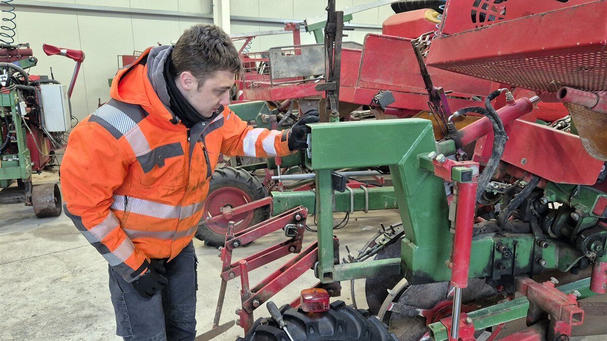 Jan überprüft den Traktor.