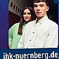 Eine Schülerin und ein Schüler werben für die IHK Last-Minute-Börse 2024 der IHK Nürnberg.