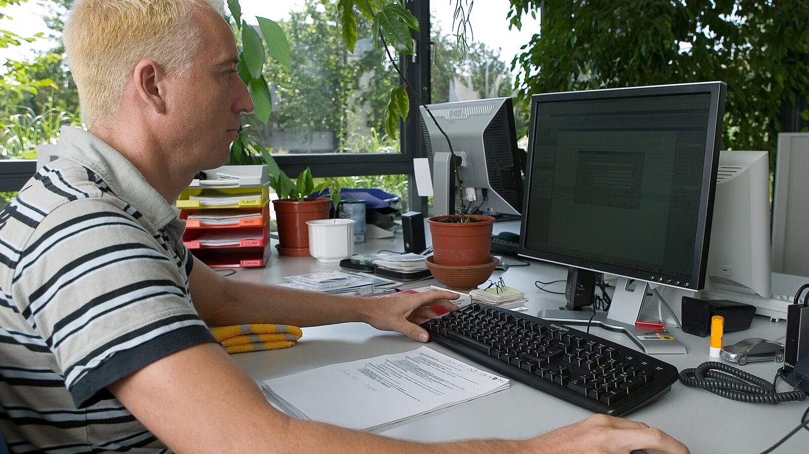 Ein Mann arbeitet am Computer