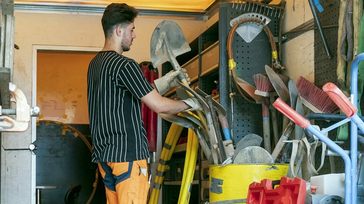 Jaafar holt Werkzeuge aus einem Bauwagen.