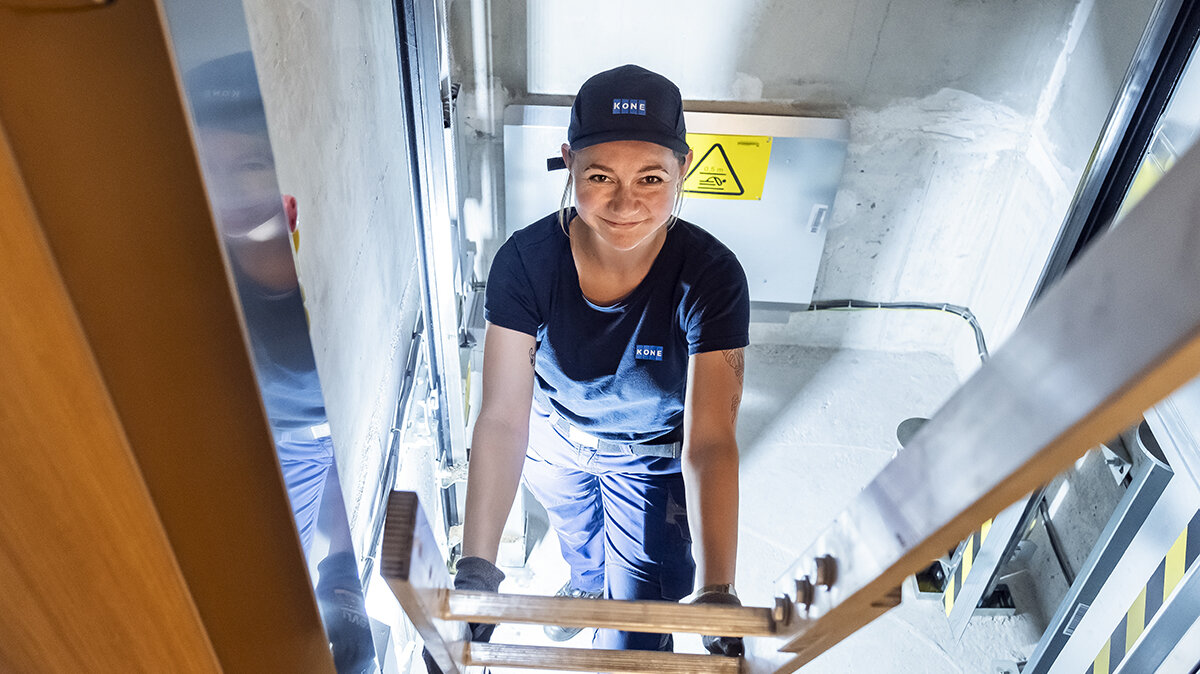 Viktoria klettert eine Leiter in einem Aufzug hinauf.