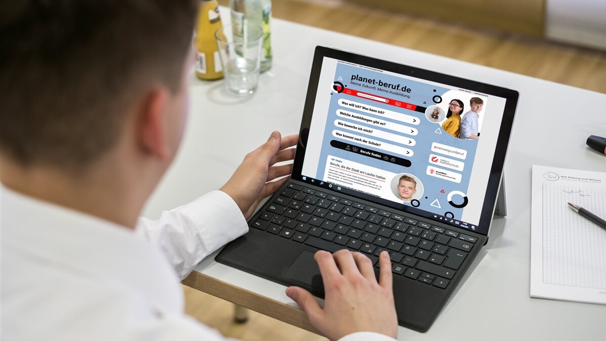Ein Schüler besucht auf seinem Laptop das neue Portal von planet-beruf.de.