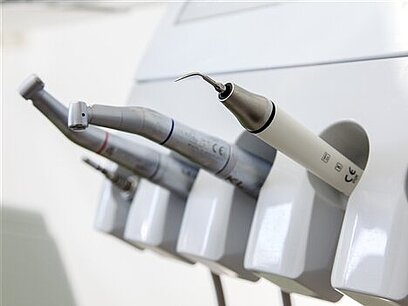 Zwei Zahnpoliergeräte und ein Zahnschleifgerät in einer Halterung