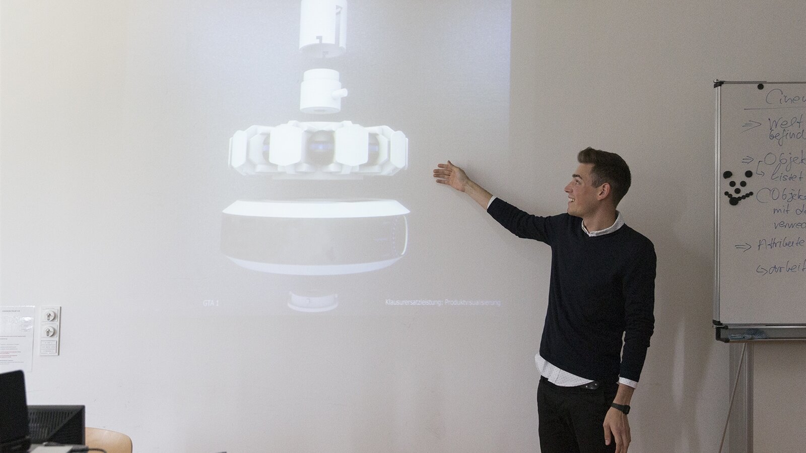 Nicholas präsentiert einen 3-D-Entwurf am Projektor vor der Klasse.