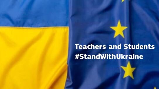 Flagge der Ukraine und der EU mit der Aussage, Lehrkräfte und Studenten unterstützen die Ukraine.