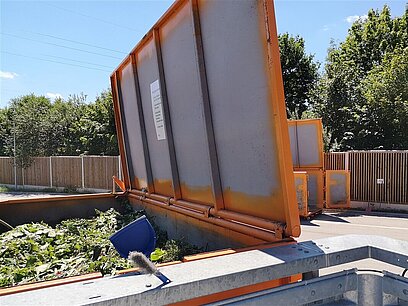 Gefüllter Müllcontainer auf einer Müllentsorgungsanlage.