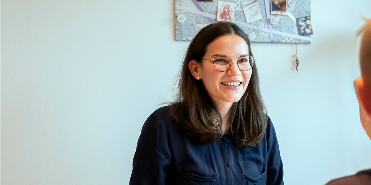 Verena holt ein Spiel aus dem Materialschrank.