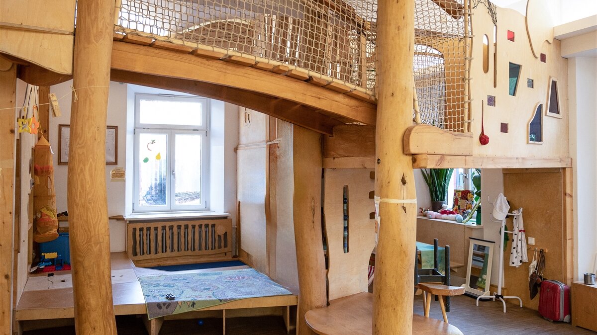 Spielzimmer für Kinder mit Holzbrücke.