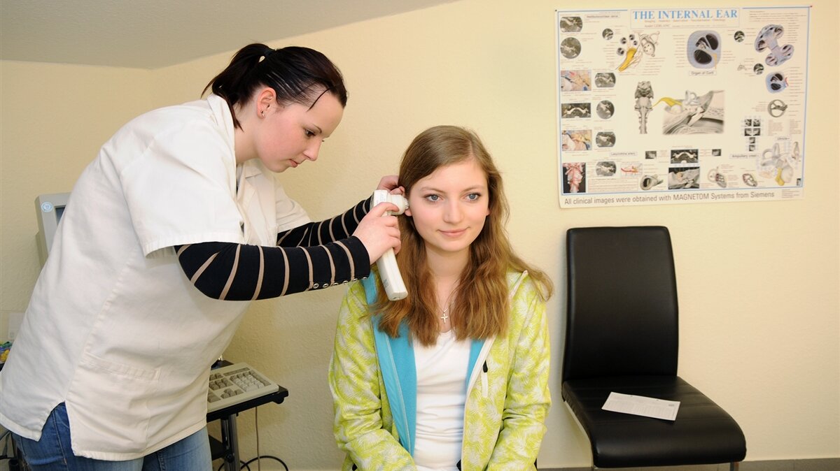 Eine HNO-Audiologieassistentin untersucht eine Patientin.