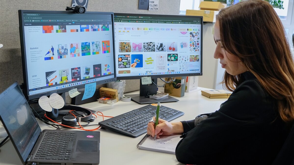 Maria recherchiert im Internet nach Aufkleber-Ideen.
