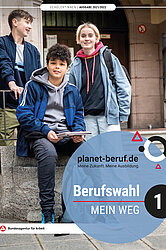 Heftcover Berufswahl - Mein Weg 1 (JPG) Heftcover Berufswahl - Mein Weg 1: Drei Jugendliche stehen vor einem Gebäude, einer mit einem Tablet in der Hand.
