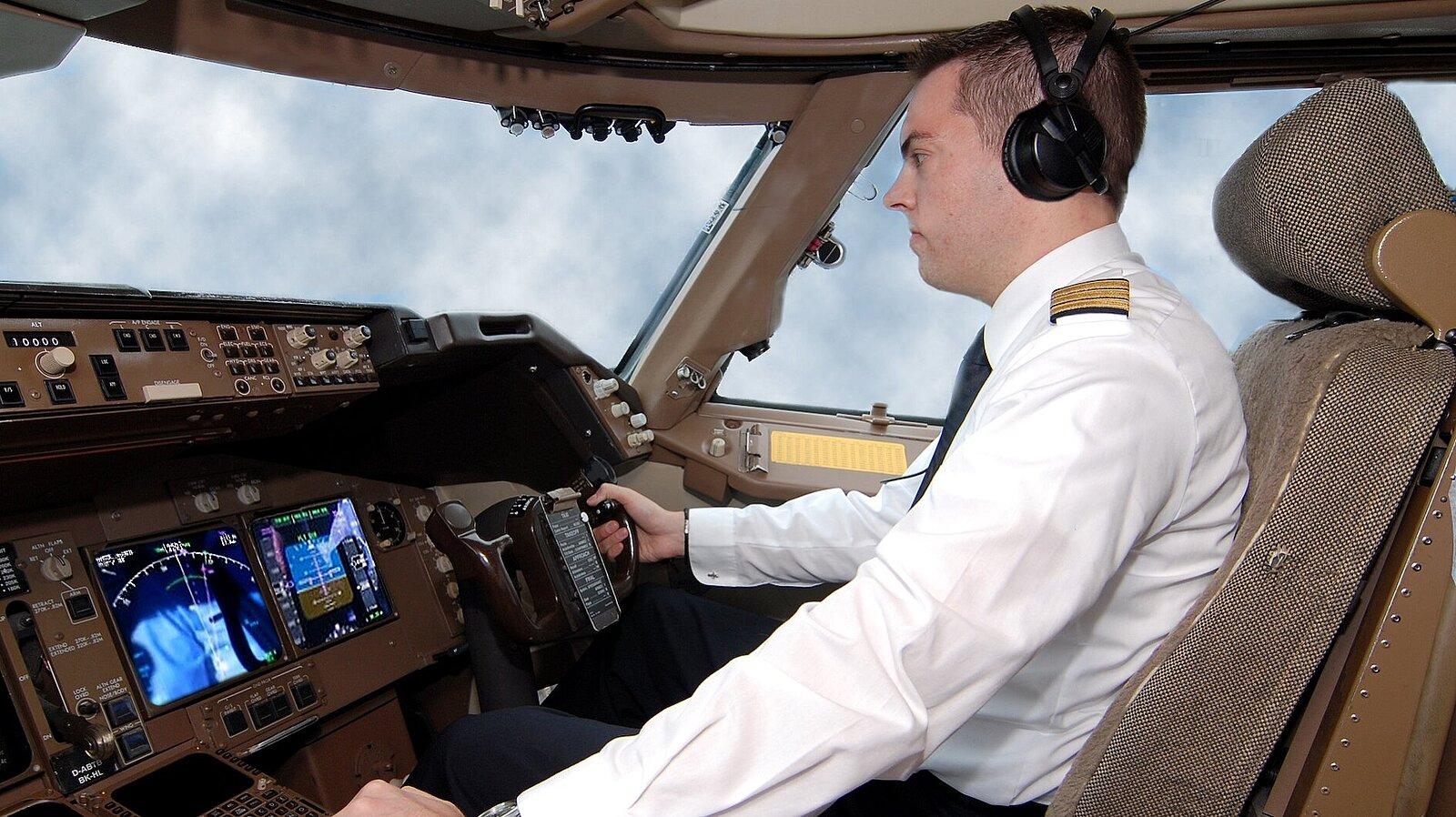 Ein Mann sitzt in einem Flugzeugcockpit.