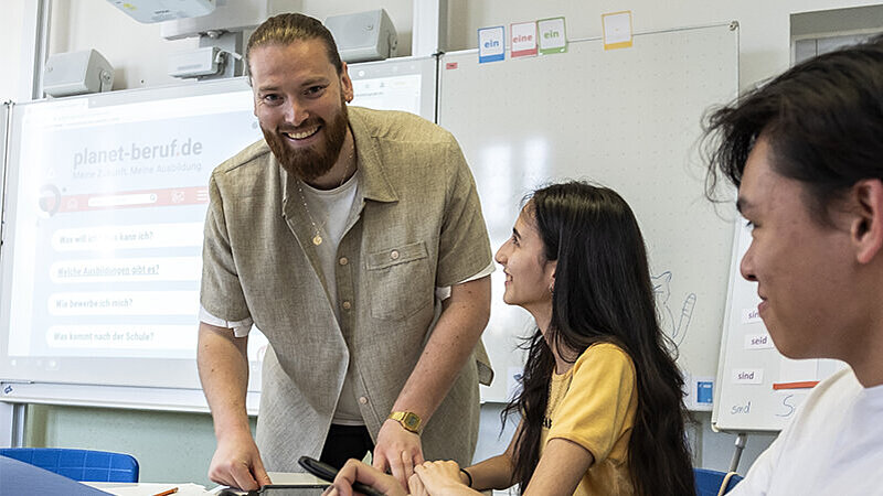 Ein Lehrer gestaltet den BO-Unterricht mit einer Schülerin und einem Schüler.