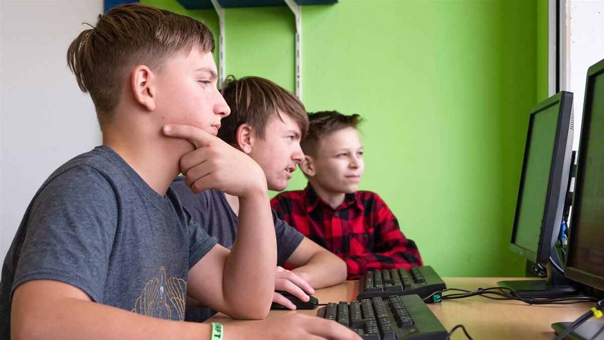 Drei männliche Jugendliche arbeiten am Computer