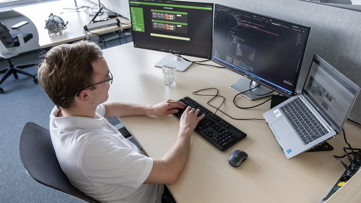 Jonas programmiert am Computer.