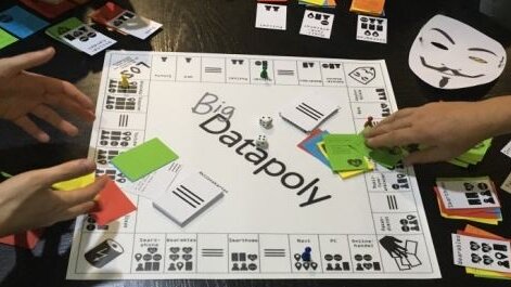 Ein Brettspiel mit dem englischen Namen Big Datapoly in der Aufmachung eines Monopoly-Spiels.