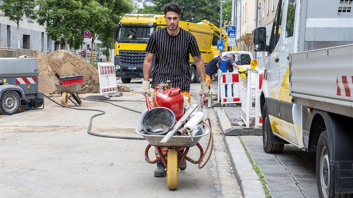 Jaafar holt mit einer Schubkarre das Werkzeug zum Schweißen.