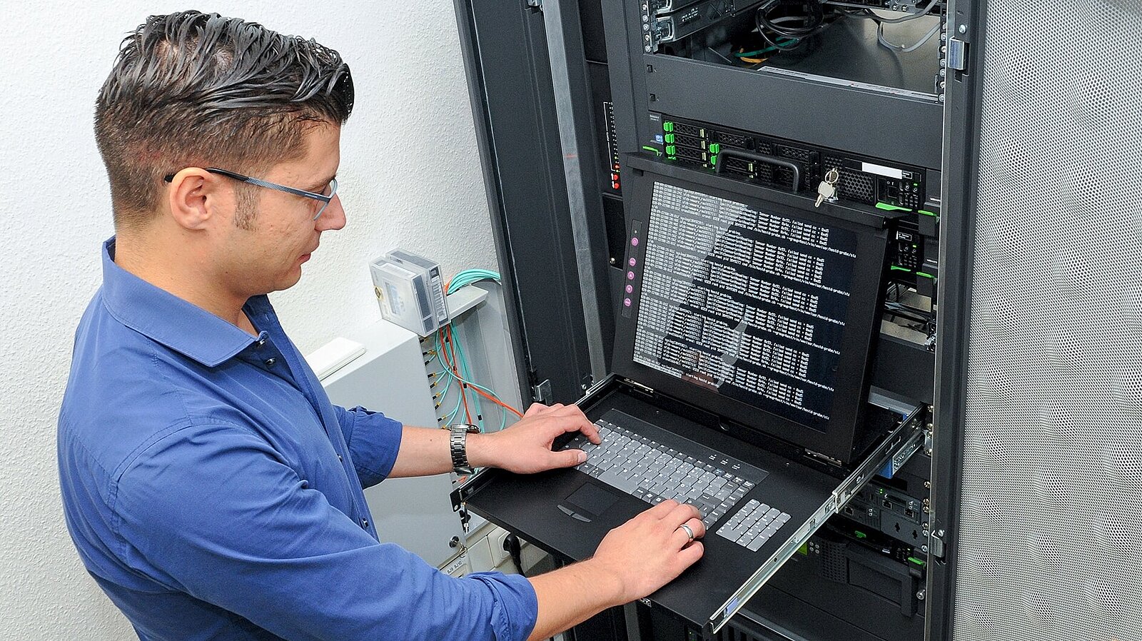 Ein Mann programmiert eine Netzwerkänderung am Server.