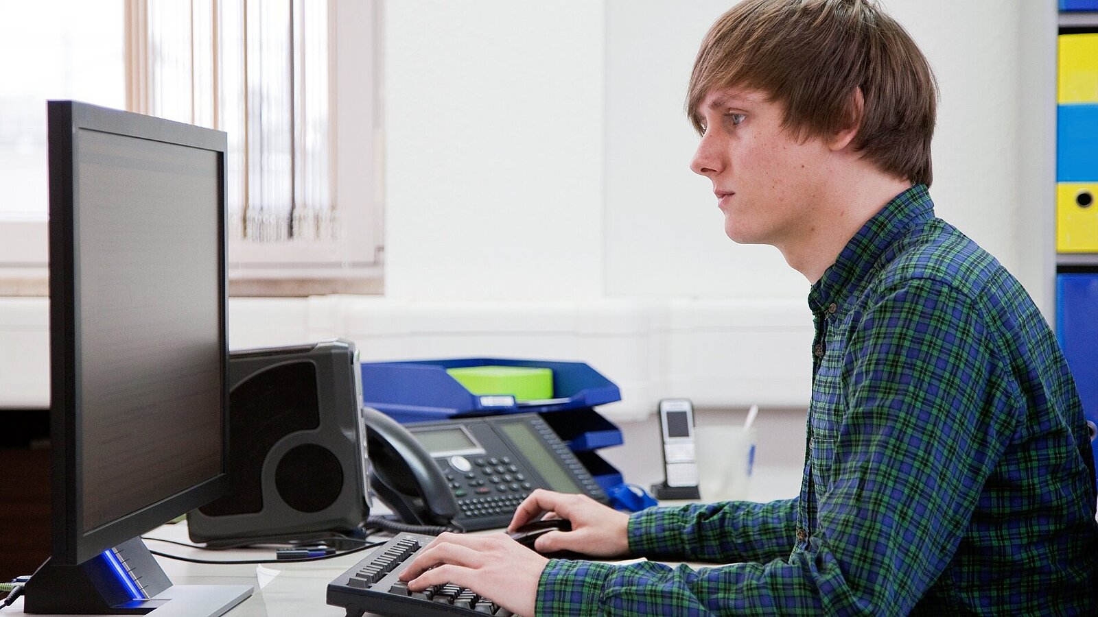 Ein junger Mann arbeitet am Computer
