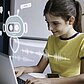 Zwei Kinder sitzen nebeneinander an einem Laptop, während ein Roboter-Hologramm vor ihnen schwebt.