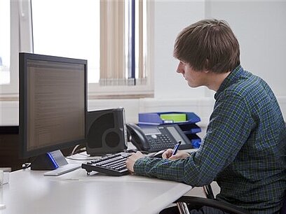 Ein Schüler arbeitet am Computer.