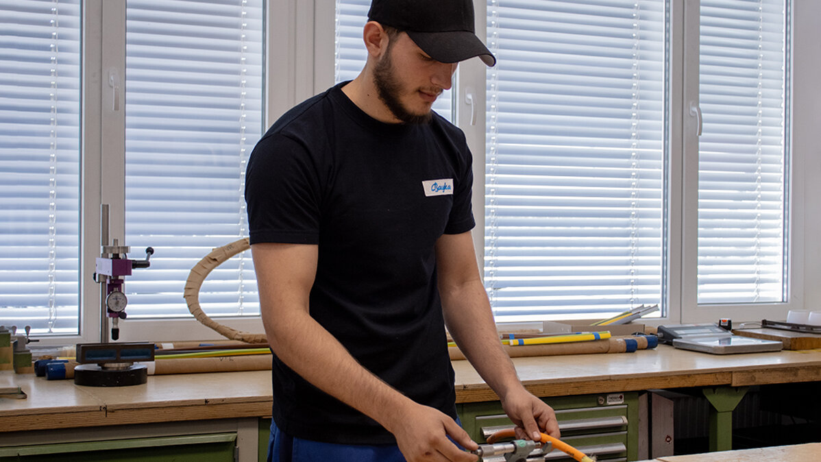 Altin überprüft mit der Bügelmessschraube ein Kabel.