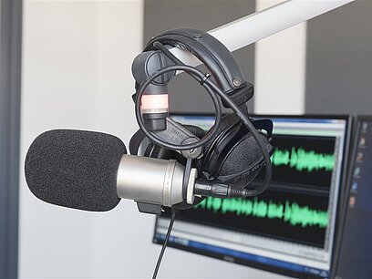 Ein Mikrofon in einem Tonstudio