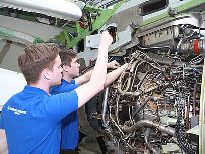 Ivan und Moritz arbeiten an einem Flugzeugbauteil.