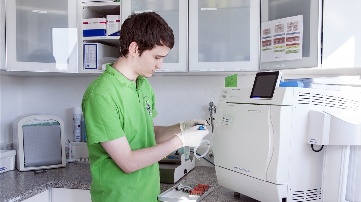 Ein junger Mann arbeitet im Labor.