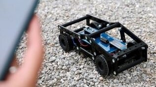 Das Bild zum Wettbewerb Autostadt zeigt eine kleine Autokarosserie in Form eines Robot SmartCar.