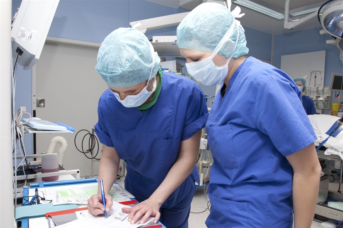 Zwei Operationstechnische Assistentinnen im OP-Saal