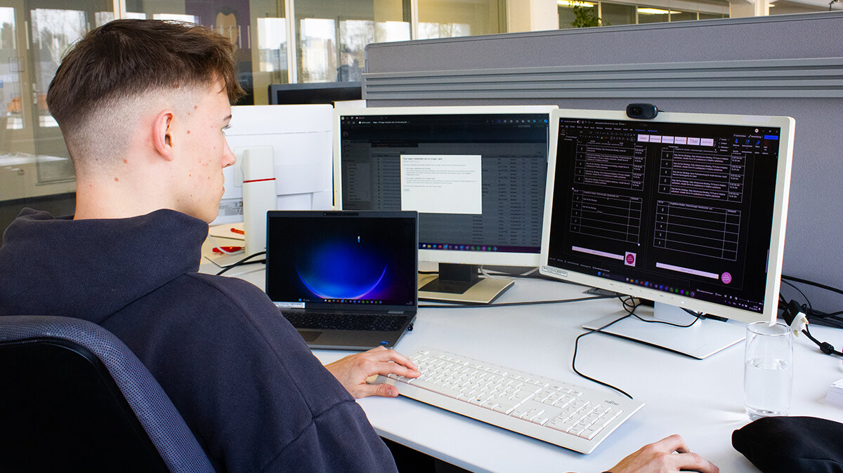 Paul bearbeitet am Computer sein Berichtsheft.